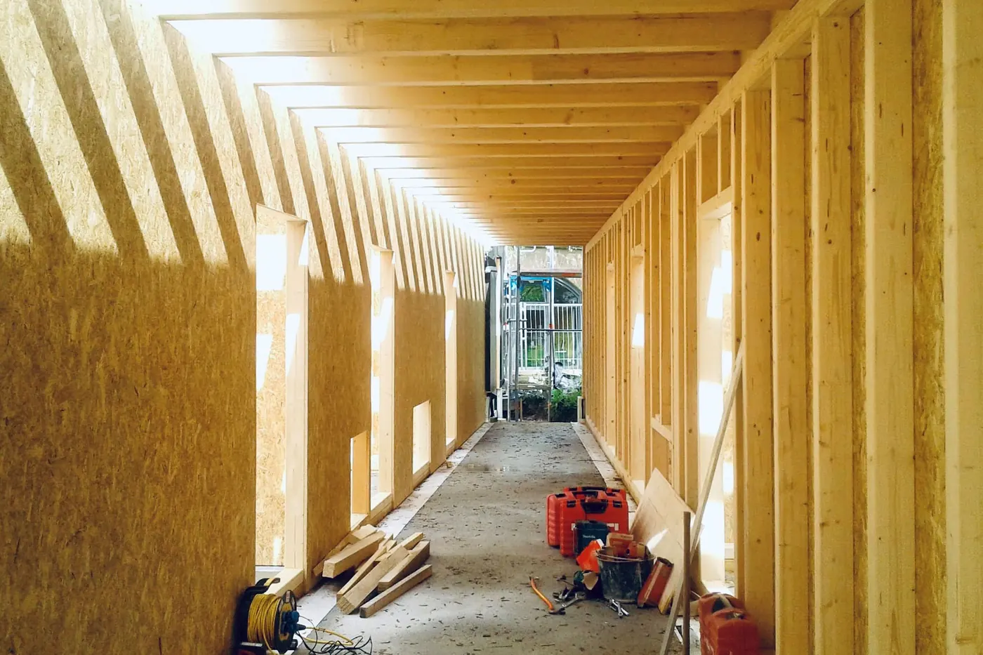 Holzrahmenbau von innen: Wände und Decke aus Holz auf einer Baustelle von Haas & Haas